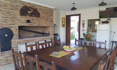 VENTA, casa en Country Solar de Victoria, 1 dorm en suite en pb, 2 dorm en pa, amplios ambientes, quincho cerrado, pileta, cochera para embarcacion co