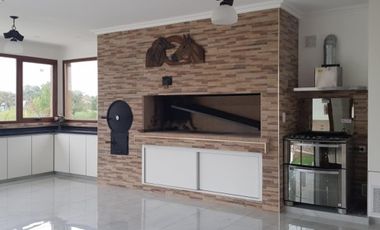 VENTA, casa en Country Solar de Victoria, 1 dorm en suite en pb, 2 dorm en pa, amplios ambientes, quincho cerrado, pileta, cochera para embarcacion co