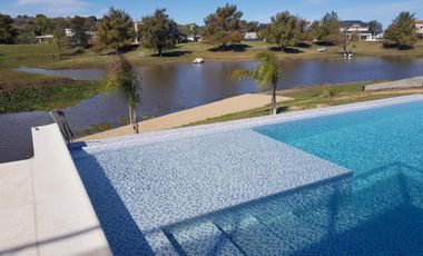 VENTA, casa en Country Solar de Victoria, 1 dorm en suite en pb, 2 dorm en pa, amplios ambientes, quincho cerrado, pileta, cochera para embarcacion co