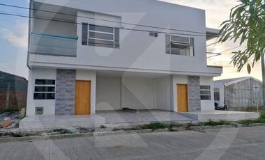 Casa nueva de dos pisos en urbanización Vallejo, Margen Izquierda, Montería