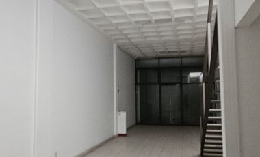 Local para bodega y oficinas en 2 plantas 138 m2