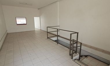 Local para bodega y oficinas en 2 plantas 138 m2