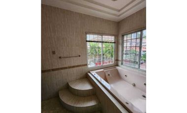 VENTA DE CASA ALTOS DE PANAMA 3 PLANTAS 537 M2