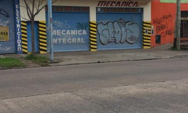 LOCAL en CASTELAR sobre Avda. ZEBALLOS
