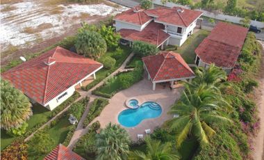 Venta: Propiedad de playa con 4 casas en Santa Clara