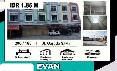 dijual ruko bagus lokasi di pinggir jalan garuda sakti parkiran luas