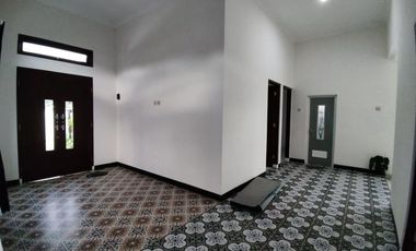 RUMAH SIAP HUNI VIEW SAWAH DEKAT JALAN UTAMA MANISRENGGO