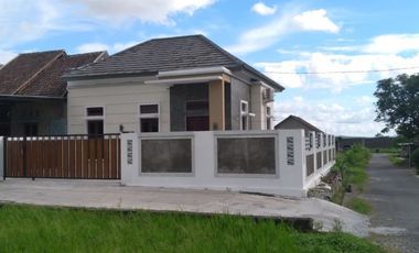RUMAH SIAP HUNI VIEW SAWAH DEKAT JALAN UTAMA MANISRENGGO