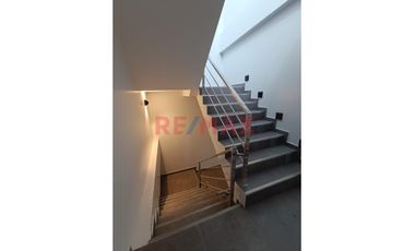 Elegante Mini Dos Habitaciones Con Cochera En Urb. El Golf - 201