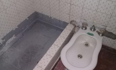 PH AL FRENTE CON ENTRADA DE AUTO.