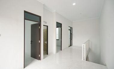 Rumah 3 Kamar SHM 6 Menit ke RS Taman Harapan Baru Hadap Timur J-38437