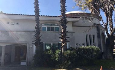 Hermosa casa en esquina en Santa Anita