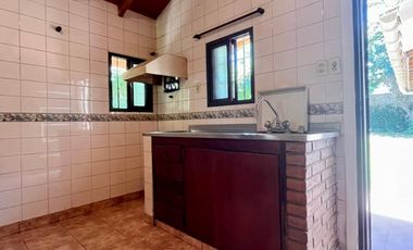 Chalet de 4 AMBIENTES ubicado a 400 metros de la Avenida Hipólito Yrigoyen