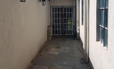 EXCELENTES CONSULTORIOS EN LOTE DE 8,8 x 30 mts.