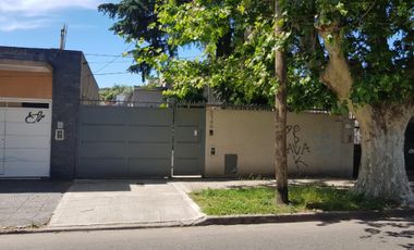 EXCELENTES CONSULTORIOS EN LOTE DE 8,8 x 30 mts.