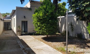 EXCELENTES CONSULTORIOS EN LOTE DE 8,8 x 30 mts.