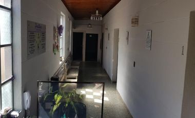 EXCELENTES CONSULTORIOS EN LOTE DE 8,8 x 30 mts.
