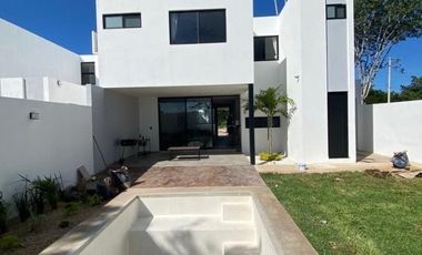 Casa en venta en Conkal, Mérida con alberca privada y amenidades