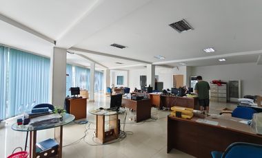 Gedung Komersial ex Showroom Cocok untuk Kantor di Sawah Besar Jakarta Pusat