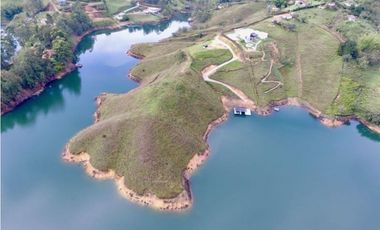 HERMOSO LOTE EN GUATAPÉ EN UNIDAD CERRADA