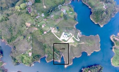 HERMOSO LOTE EN GUATAPÉ EN UNIDAD CERRADA