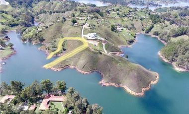 HERMOSO LOTE EN GUATAPÉ EN UNIDAD CERRADA