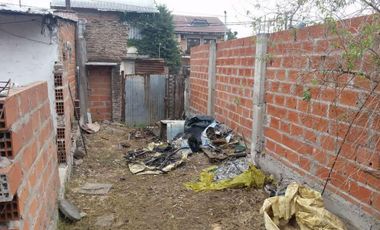 Casa a demoler con lote de 8 x 17