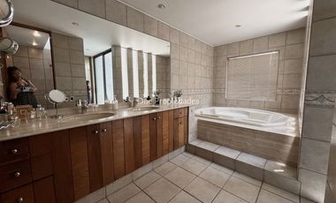 Casa en arriendo de 5 dorm. en Lo Barnechea