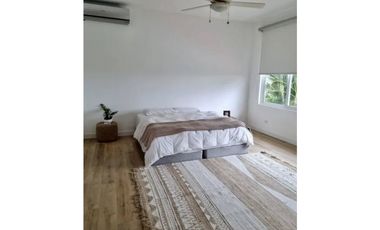 SE VENDE HERMOSA CASA MODERNA EN COSTA ESMERALDA $715,000