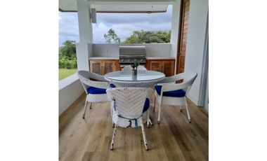 SE VENDE HERMOSA CASA MODERNA EN COSTA ESMERALDA $715,000