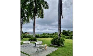 SE VENDE HERMOSA CASA MODERNA EN COSTA ESMERALDA $715,000