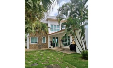 SE VENDE HERMOSA CASA MODERNA EN COSTA ESMERALDA $715,000