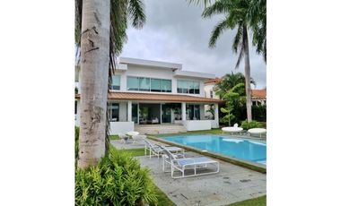 SE VENDE HERMOSA CASA MODERNA EN COSTA ESMERALDA $715,000