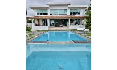 SE VENDE HERMOSA CASA MODERNA EN COSTA ESMERALDA $715,000