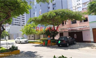 VENTA DE CASA COMO TERRENO Jesús María, Lima 
Excelente  terreno de 355.50 mts con parámetros para construir hasta 8 pisos a 30 mts de la Av Cuba cer