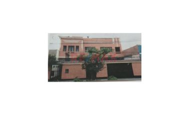 VENTA DE CASA COMO TERRENO Jesús María, Lima 
Excelente  terreno de 355.50 mts con parámetros para construir hasta 8 pisos a 30 mts de la Av Cuba cer