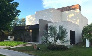 Hermosa Residencia Amueblada, Frente al Campo de Golf, Yucatán Country Club