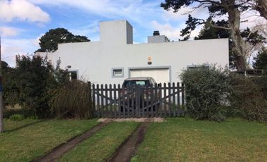 HERMOSA CASA SOBRE IMPORTANTE LOTE