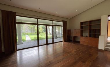 Residencia con alberca y vista al campo de tiro en Metepec
