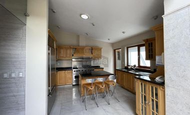 Residencia con alberca y vista al campo de tiro en Metepec
