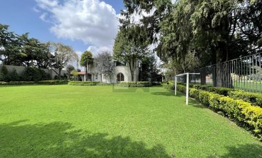 Residencia con alberca y vista al campo de tiro en Metepec