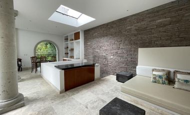 Residencia con alberca y vista al campo de tiro en Metepec