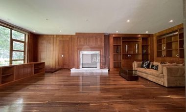 Residencia con alberca y vista al campo de tiro en Metepec