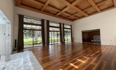 Residencia con alberca y vista al campo de tiro en Metepec