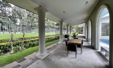Residencia con alberca y vista al campo de tiro en Metepec