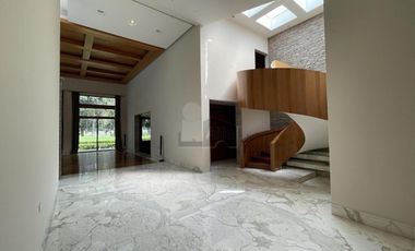 Residencia con alberca y vista al campo de tiro en Metepec