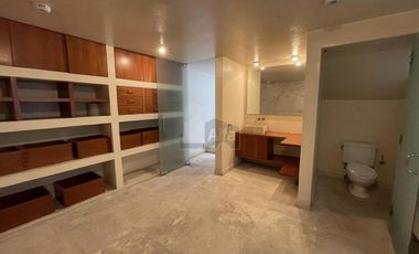 Residencia con alberca y vista al campo de tiro en Metepec