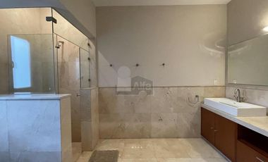 Residencia con alberca y vista al campo de tiro en Metepec