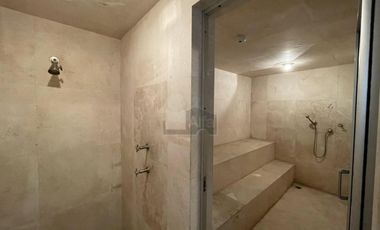 Residencia con alberca y vista al campo de tiro en Metepec