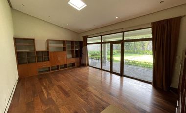 Residencia con alberca y vista al campo de tiro en Metepec